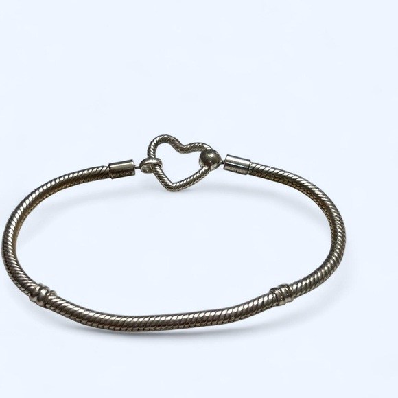 Pandora - Picture 3 of 8